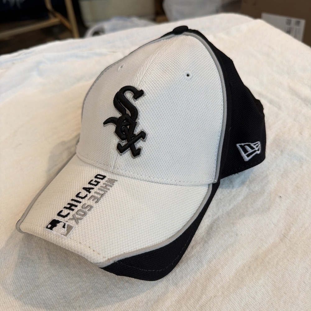 New Era Chicago White Sox MLB Fitted Baseball Cap Size S / M Embroidered Brim